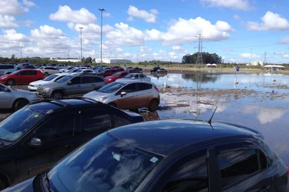 Estacionamento da Expointer ainda alagado, apesar do sol