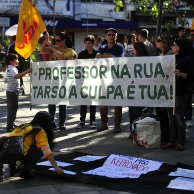  

Cerca de 200 pessoas representando sindicatos de Santa Maria, com Cpers e Sinprosm, participaram de mobilização na Praça Saldanha Marinho no Dia Nacional de Luta