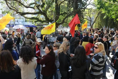  

Cerca de 100 professores participaram de ato público na Praça Saldanha Marinho promovido pelo Cpers/Sindicato