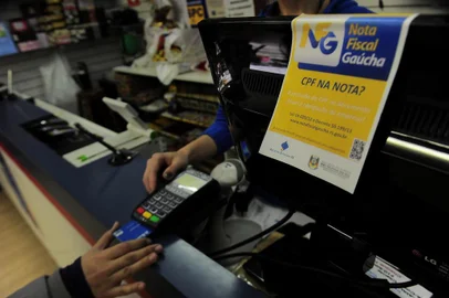  

CAXIAS DO SUL, RS, BRASIL, 04/10/2013. Na Livraria Rossi, cada terminal tem cartaz da Nota Fiscal Gaúcha, para lembrar o cliente de colocar o CPF na nota. (Porthus Junior/Pioneiro)
