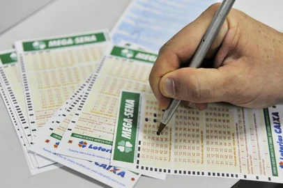  

PORTO ALEGRE, RS, BRASIL 18/12/12 - Mega Sena, movimento nas agências do Centro para as apostas de fim de ano


(Foto: LÍVIA STUMPF / DIÁRIO GAÚCHO)