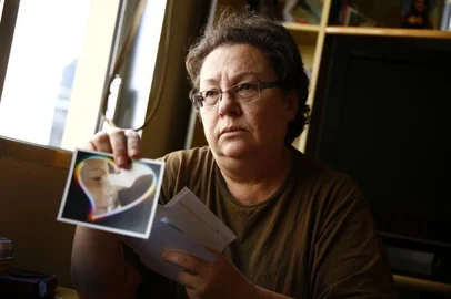  

Na foto, Rosangela Maciel, mãe de Ana Paula Maciel, ativista gaúcha do Greenpeace detida na Rússia.