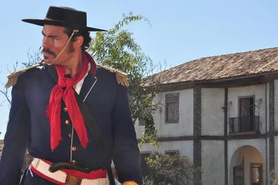  A atriz gaúcha Fernanda Carvalho Leite contracenou com Thiago Lacerda nas gravações de cenas do filme O Tempo e o Vento na cidade cenográfica de Santa Fé em Bagé.