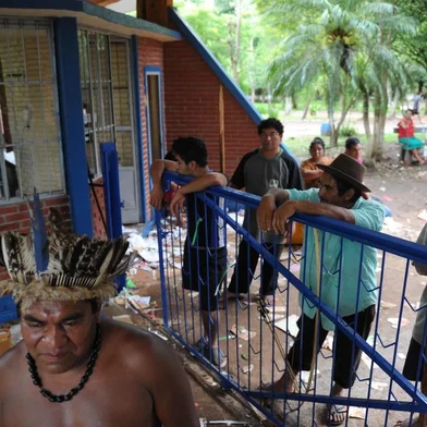 Vicente Dutra, RS - 21/11/2013 - Conflito entre índios e agricultores teve mais um capítulo em Vicente Dutra, no Norte do Estado. Índios invadiram balneário e atearam fogo em escritório. Na foto, de cocar, o vice-cacique da tribo, Luis Salvador. 