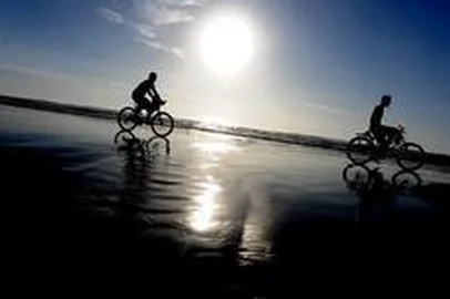  

Surfistas correm para o mar em dia que promete muito sol e calor.