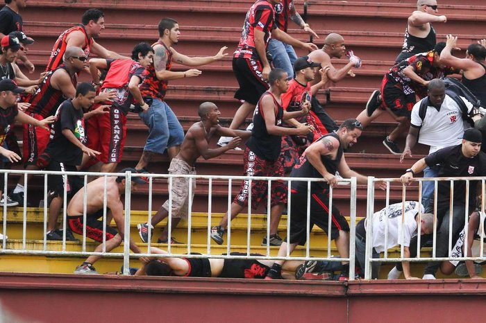 Resultado de imagem para As ManifestaÃ§Ãµes de ViolÃªncia nos EstÃ¡dios de Futebol Brasileiros