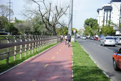  

ZH Menino Deus testa a ciclovia da Avenida Ipiranga, na Capital. 
Trecho entre a Praia de Belas e a Múcio Teixeira.