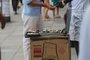  CAXIAS DO SUL, RS, BRASIL  (14/12/2013) Comércio Ambulante em Caxias do Sul. Vendedores de redes, CDs, bijouterias e artesanato utilizam o movimento da avenida Julio de Castilhos para atrair freguesia. (Roni Rigon/Pioneiro)