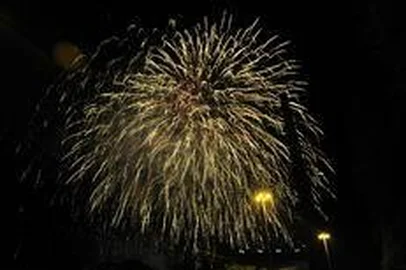 Fogos de artifício iluminam o céu de Porto Alegre