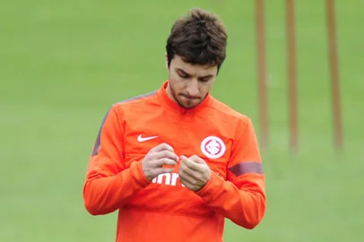  PORTO ALEGRE, RS , BRASIL,20-09-2013 - Treino somente para os atletas que ficaram em Porto Alegre (DAlessandro, Scocco, Forlán...). Inter estará no caminho de volta da Bahia. ( FOTO :RONALDO BERNARDI / AGENCIA RBS / ESPORTE )
