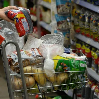  PORTOALEGRE-RS-BR-DATA:20140108Consumo de mercadorias em supermercado.FOTÓGRAFO:TADEUVILANI