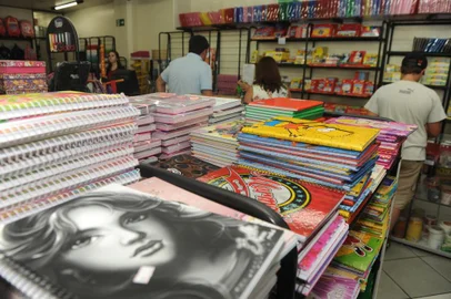  Caxias do Sul, RS, Brasil (09/01/2014) Livraria do Maneco 2014. Pais de alunos iniciam a compra de material Escolar. Na foto, Simone Bhom com o filho Bernardo Bohm  adquirem material escolarFlamia. (Roni Rigon/pioneiro)