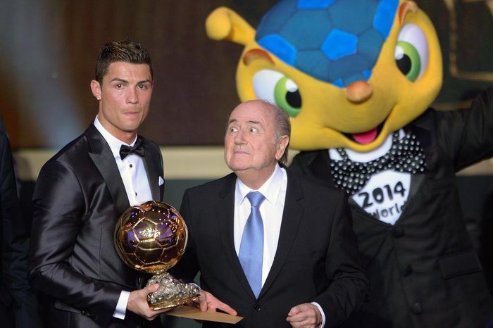 Ronaldo ri-se de Bola de Ouro entregue a «um jogador retirado» - CNN Portugal