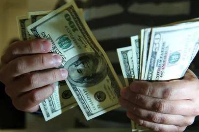  PORTO ALEGRE, RS, BRASIL, 04-06-2013 : Efeitos da disparada do dólar. Fotografias produzidas em uma casa de câmbio e loja de eletrodomésticos do shopping Praia de Belas (Foto: BRUNO ALENCASTRO/Agência RBS, Editoria Economia)