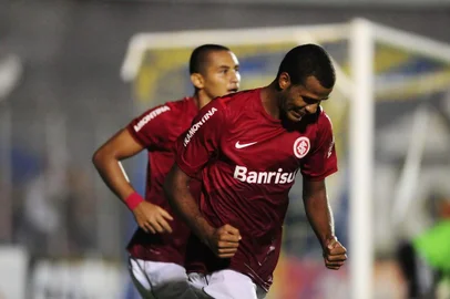  

PELOTAS, RS, BRASIL - Pelotas 0 X 1 Inter. Jogo válido pelo campeonato gaúcho 2014. Ernando (frente) comemora o gol do Inter, o único da partida.
Indexador:                                 