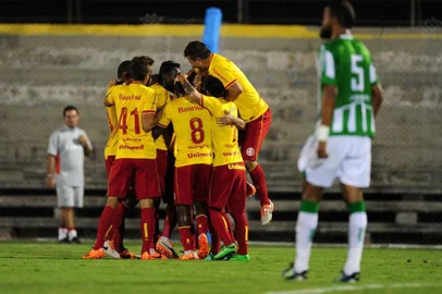  

NOVO HAMBURGO,BRASIL,RS - 18/02/2014 - Campeonato Gaúcho - 9ª rodada - Inter x Juventude no estádio do Vale, em Novo Hamburgo.FOTO:RICARDO DUARTE/AGÊNCIA RBS)
Jogador Charles Aránguiz faz o segundo gol para o Inter de falta 
Indexador:                                 