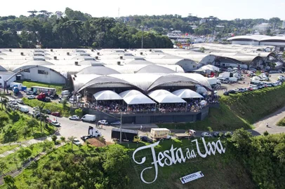  CAXIAS DO SUL, RS , BRASIL .FESTA DA UVA 2012. Vista aéreas dos pavilhões da festa da uva no último dia do evento .