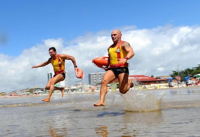 Mulher salva por populares de afogamento no mar da Póvoa de Varzim -  MAIS/Semanário