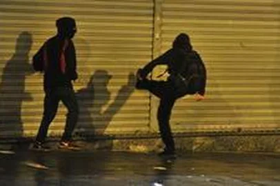  PORTO ALEGRE, RS, BRASIL, 24-06-2013: Manifestantes protestam nas ruas de Porto Alegre. O protesto em Porto Alegre estava marcado para iniciar às 18h em frente à prefeitura. No Facebook, mais de 46 mil pessoas confirmaram presença. (Foto: Felix Zucco/Agência RBS, GERAL)