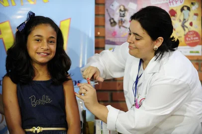  PORTO ALEGRE , RS , BRASIL , 10-03-2014 - Começa vacinação contra o HPV nas escolas do RS .Meninas entre 11 e 13 anos devem ser imunizadas em um mês