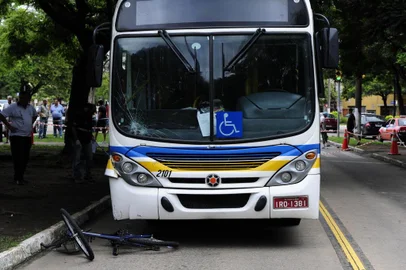  

PORTO ALEGRE, RS, BRASIL - 20-03-2014 - Uma ciclista morreu em um acidente com um coletivo no corredor de ônibus da Avenida Erico Verissimo, próximo ao Ginásio Tesourinha, em Porto Alegre (FOTO: TADEU VILANI/AGÊBNCIA RBS)