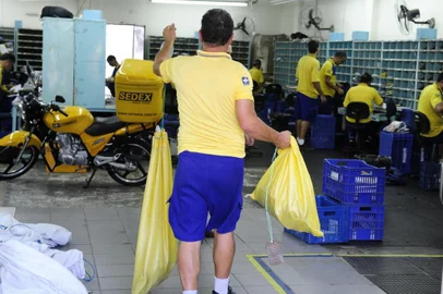  PORTO ALEGRE , RS , BRASIL , 07-03-2014 -O julgamento que deve decidir o futuro da greve dos funcionários dos Correios já tem data para acontecer. O Tribunal Superior do Trabalho (TST) marcou para o dia 12 de março, às 15h30min, em Brasília, a sessão que discutirá a paralisação, que já dura 37 dias (FOTO : RONALDO BERNADI / AGENCIA RBS / GERAL )