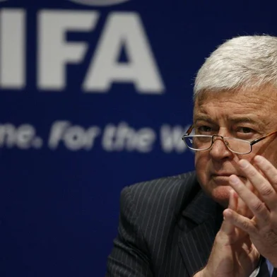 Ricardo Teixeira aplaude o anúncio do Brasil ser a sede da Copa do Mundo em 2014.#PÁGINA:49Ricardo TeixeiraFIFA Executive Member Ricardo Teixeira of Brazil claps his hands prior to the awarding of the 2014 World Cup at the FIFA headquarters in Zurich, Switzerland, Tuesday, Oct. 30, 2007. Brazil's long wait to stage the World Cup will end today when it is named the host nation for the 2014 finals. Brazil is the only candidate to stage the world's largest and most lucrative single-sport tournament after its bid was approved by FIFA's technical delegation last week. By the time the finals kickoff, 64 years will have passed since the South American country hosted the World Cup for the only other time. (AP Photo/Keystone/Steffen Schmidt) Fonte: AP Fotógrafo: Steffen Schmidt