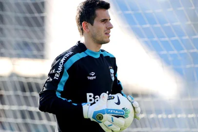 PORTO ALEGRE,RS, 04.07.2012-FUTEBOL/TREINO GRÃMIO- Marcelo Grohe, goleiro do GrÃªmio em treino realizado na tarde de hoje no campo suplementar do estÃ¡dio OlÃ­mpico. A equipe gremista se prepara para enfrentar o Santos-SP pela oitava rodada do Campeonato Brasileiro, em partida marcada para domingo(07) Lucas Uebel  TXT Assessoria
