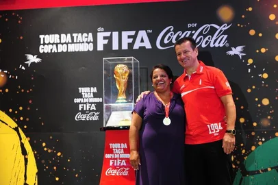 PORTO ALEGRE , RS , BRASIL , 26-04-2014-Taça da Copa do Mundo chega a Porto Alegre e estará exposta no Barra Shopping Sul.  (FOTO : FERNANDO GOMES / AGENCIA RBS / ESPORTE )