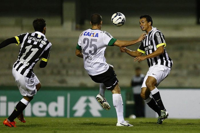 Coritiba e Santos amargam empate em 0 a 0 e seguem em crise no