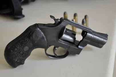 Homem é preso após ameaçar casal com arma de fogo. O revólver de calibre 38 foi apreendido e o suspeito deve responder por posse ilegal de arma. 