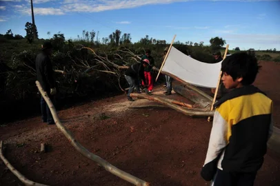  

FAXINALZINHO,RS, BRASIL ,29-04-2014 - Agricultores foram mortos em suposto confronto com indígenas. um grupo de cerca de 50 índios bloqueou a estrada que dá acesso às Linhas Faxinal Grande e Coxilhão, no interior da cidade, em um protesto para reivindicar a demarcação de terras indígenas na região. O grupo reside em um acampamento chamado Candoia. A cidade decretou luto de três dias e o comércio está fechado. No Candoia, o Cacique mostra um documento de suposta visita do ministro da justiça, que não aconteceu. ( FOTO : CARLOS MACEDO / AGENCIA RBS )