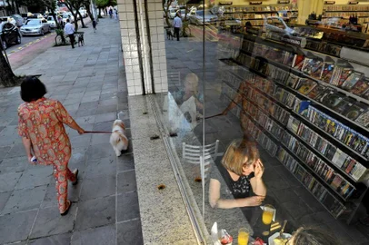  PORTO ALEGRE, BRASIL - Venda de DVSs.( FOTO: LAURO ALVES)