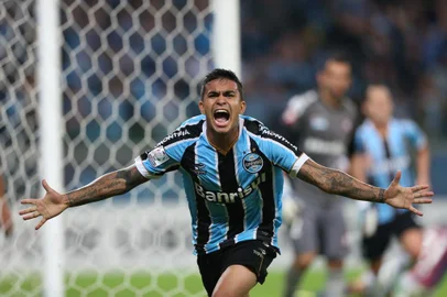  PORTO ALEGRE - RS , BRASIL , 30-04-2014 - LIBERTADORES - Oitavas de Final, Grêmio x San Lorenzo na Arena.(FOTO:DIEGO VARA/AGÊNCIA RBS)Jogador Lucas Coelho cruza e Dudu abre o placar.