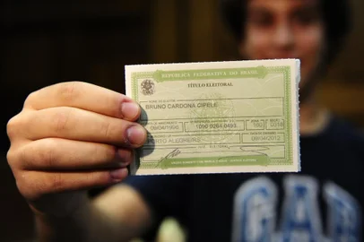  PORTO ALEGRE , RS , BRASIL  -  09.04.2012   -   TRE lançou hoje campanha para incentivar jovens com 16 anos a tirar seus títulos de eleitor. Na foto Bruno Cipele.Foto: Mauro Vieira/Zero Hora.