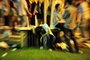  PORTO ALEGRE, RS, BRASIL 05/04/2014: Matéria sobre álcool na adolescência, realizada sábado à noite na Festa das Tintas, no Clube Farrapos, em Porto Alegre. Antes de entrarem na festa os adolescentes fazem esquenta em frente ao local. Muitos têm identidade falsa para poderem comprar bebidas alcoólicas. Antes mesmo do início da festa alguns já estavam bêbados.  (Foto: CARLOS MACEDO/ AGENCIA RBS/ GERAL)***PAUTA ESPECIAL***