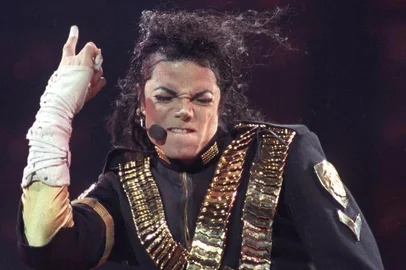 não_publicadaFile photo of pop star Michael Jackson performing in Sao PauloMichael Jackson performs a song during the concert in Sao Paulo in this October 15, 1993 file photo. Pop superstar Jackson was cleared of all charges on June 13, 2005, including child sex abuse, ending a bitter four-month trial that could have sent him to prison for nearly 20 years.  REUTERS/Stringer/File
 Fonte: Reuters
 Fotógrafo: Não se Aplica