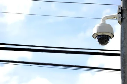  JARAGUÁ DO SUL, SC, BRASIL, 20-02-2014: Manutenção das câmeras de segurança em Jaraguá ¿ a necessidade de manutenção de parte das 40 câmeras de segurança que estão espalhadas por Jaraguá foi tema de reunião esta semana entre o vereador Arlindo Rincos  e comandante do 14º Batalhão da Polícia Militar, tenente Coronel José Luiz Gonçalves da Silveira, e representantes da Associação de Moradores dos Bairros Braço Ribeirão Cavalo e Jaraguá 84. (FOTO: GERMANO RORATO/AGÊNCIA RBS, GERAL)
