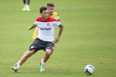 PORTO ALEGRE, RS, BRASIL. Treino do Inter no CT do Parque Gigante.
Na foto: Sasha e Aránguiz.

Foto: Diego Vara/Agência RBS