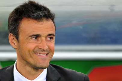 (FILES) A file picture taken on December 12, 2011 shows then AS Roma's Spanish coach Luis Enrique looking on during the Italian serie A football match AS Roma vs Juventus at Olympic stadium in Rome. Barcelona on May 19, 2014 appointed outgoing Celta Vigo manager Luis Enrique as their new coach to replace Gerardo Martino after a disappointing trophy-less season, the Catalan club said. Just two days after ending a first season in six years without a major trophy, Barcelona have turned to one of their own in former captain Luis Enrique to restore the glory days at the Camp Nou.  AFP PHOTO / ALBERTO PIZZOLI