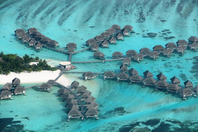 Vista aérea de bangalôs nas Ilhas Maldivas.