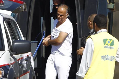 MG - MARCOS VALÉRIO/TRANSFERÊNCIA - POLÍTICA - Condenado como operador do esquema do mensalão do PT, o publicitário Marcos Valério chega ao aeroporto   de Confins (MG), na manhã desta quarta-feira (28), vindo de Brasília. Ele foi transferido  para a   cidade de Contagem, na Região Metropolitana de Belo Horizonte. Na semana passada, o presidente do   Supremo Tribunal Federal (STF), ministro Joaquim Barbosa, atendeu ao pedido da defesa de Valério e   autorizou sua transferência para uma penitenciária de Minas Gerais, seu estado natal. O publicitário   chegou ao aeroporto de Confins pela manhã. De lá, foi conduzido pela PF até o presídio mineiro.