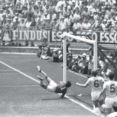#PÁGINA:6925.06.1981 - Arquivo /Agencia O Globo - Futebol - Copa do Mundo / 1970 (México) - Oitavas de Final. Jogo: Brasil X InglaterraJairzinho cruzou, Pelé subiu e cabeceou para o chão, forte, no canto direito. Seria gol se lá não estivesse a mão do goleiro inglês Gordon Banks. A bola subiu e foi para fora (foto). O lance de Brasil x Inglaterra, em 1970, é um dos mais marcantes da história das Copas Fonte: Globo Fotógrafo: Globo