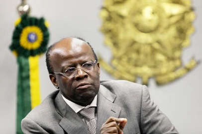 Presidente do STF, ministro Joaquim Barbosa, nega pedido de prisão imediata de condenados no julgamento do mensalão. 