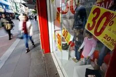  Ofertas e liquidações buscam movimentar o comércio no fim do inverno. Lojas do centro da cidade e do Royal Plaza Shopping estão com descontos. Foram escolhidas 8 peças básicas para uma pesquisa de preços.