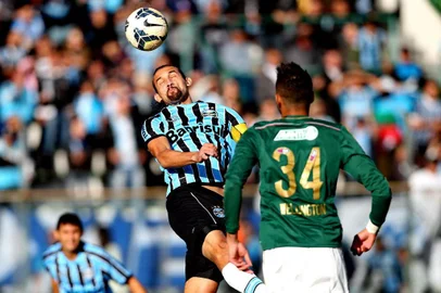  

CAXIAS DO SUL, RS, BRASIL ¿ 01-06-2014 - Grêmio enfrenta o Palmeiras pela nona rodada do Campeonato Brasileiro, no Estádio Alfredo Jaconi, em Caxias do Sul. Jogador Barcos na disputa de bola (FOTO: BRUNO ALENCASTRO/AGÊNCIA RBS)