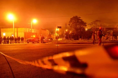  

SANTA MARIA, RS, BRASIL, 04 DE JUNHO DE 2014.
35º homicídio do ano, Jovem é morto com sete facadas em Santa Maria
Felipe Ribeiro Leal, 20 anos, foi encontrado já sem vida, caído em via pública.
FOTO: GABRIEL HAESBAERT/ESPECIAL
