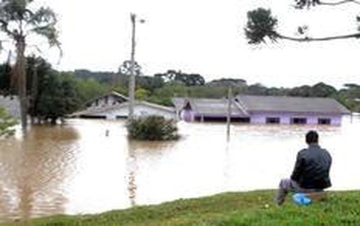 Enchente histórica isola cidades e deixa centenas de desabrigados no Norte