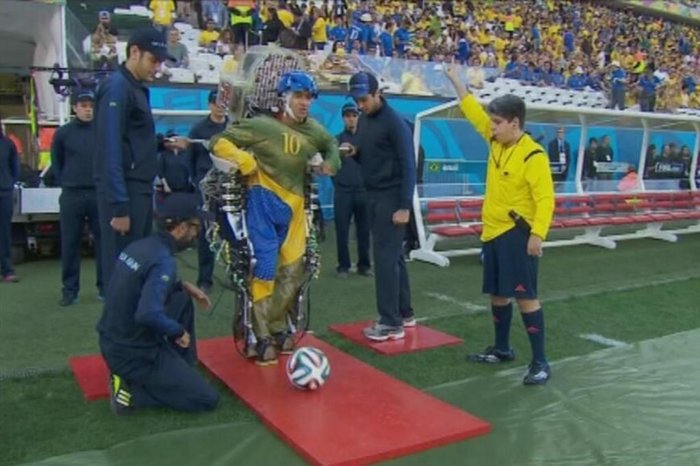 Pontapé inicial feito por paraplégico passa despercebido na abertura da  Copa do Mundo | GZH