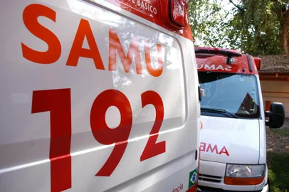 *** gilmar,ambulancias novas abandonad ***quatro ambulancias novas do samu estão há mais de um mes  camufladas sem uso  atras da sede onde funciona o samu na ponta aguda Fonte: BD JSC